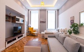 Joy Apartments On Kiraly Street